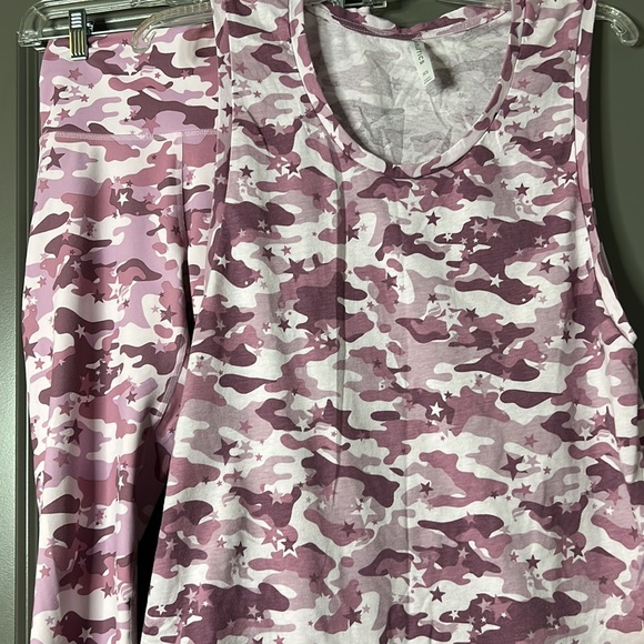 Fabletics Matching Camo Set - Picture 3 of 3
